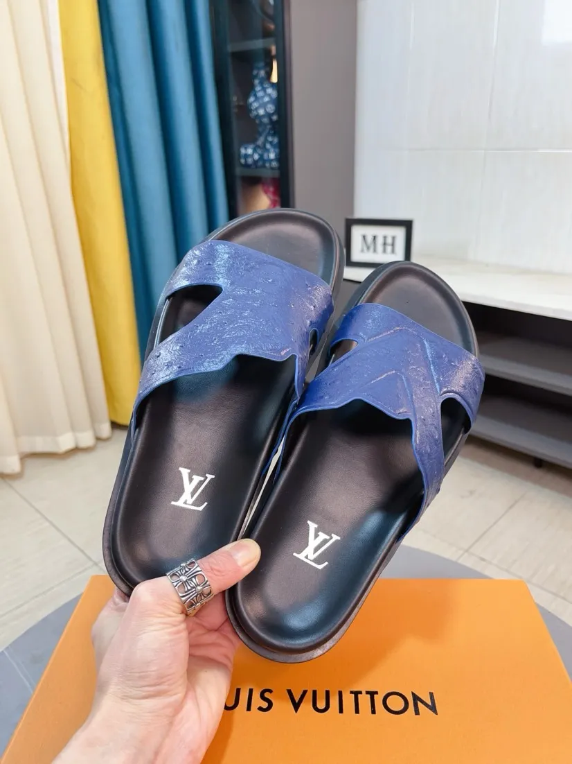 Men's shoes💰300🌹🌹【LV】Multi-color new men's slippers, original top quality version, original special cowhide ostrich embossed➕sheepskin on the inside and sides, non-slip combined sole, more stable walking, more comfortable and lightweight, high-end and generous, size: 38~44